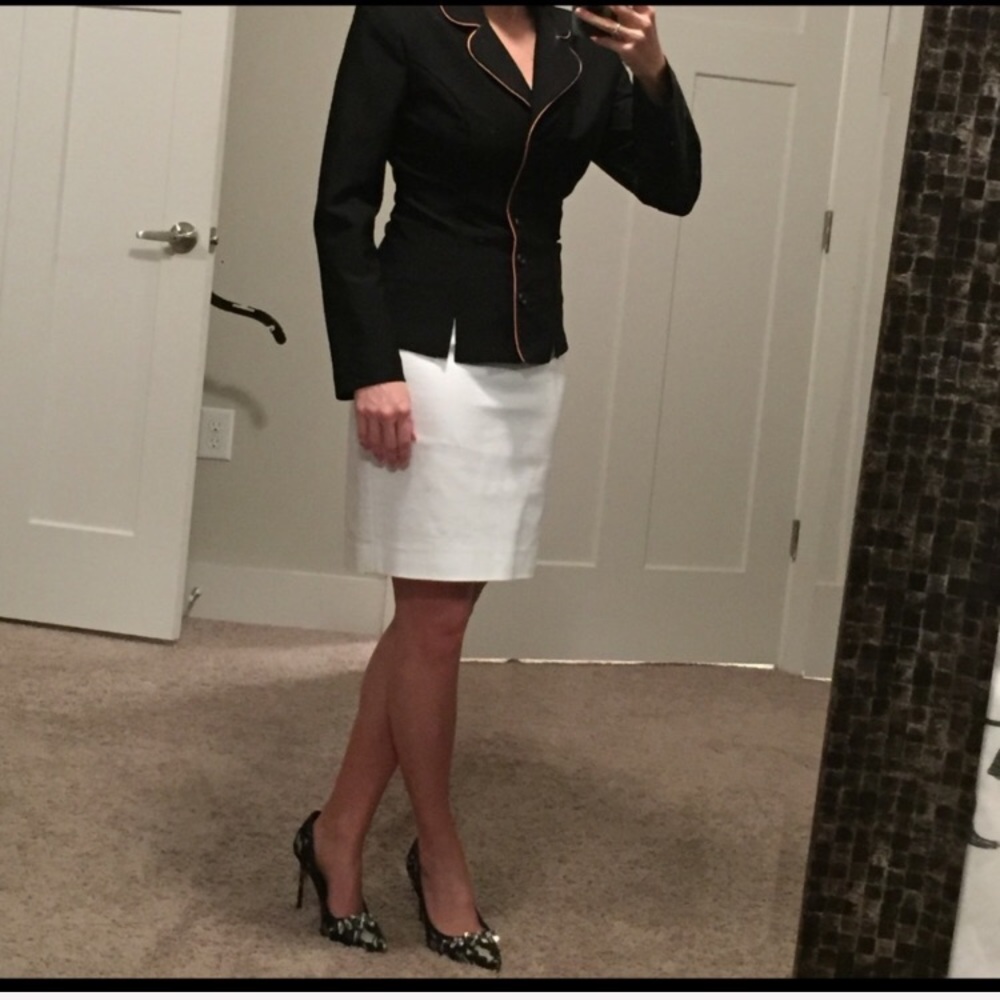 Like New! Banana Republic white skirt. Size 0.